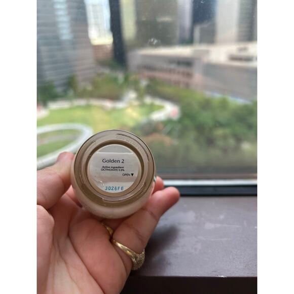 Shiseido Future Solution LX Total Radiance Foundation SPF 20 - Picture 2 of 3